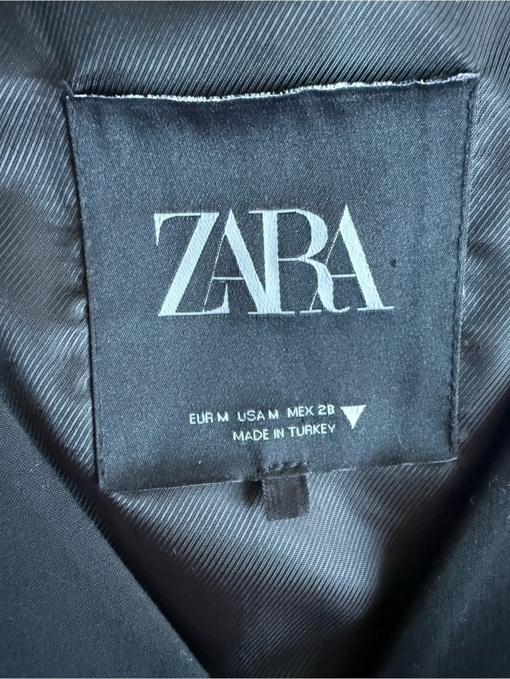 ZARA Black Button-Front Vest - Picture 2 of 6